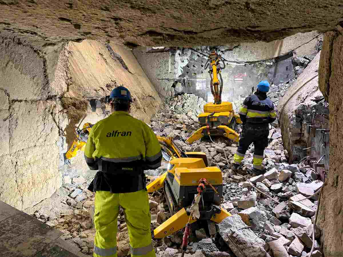 Maquinaria especializada de Alfran para trabajos de demolición e instalación de soluciones refractarias en proyectos industriales.